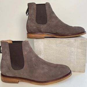 Men's Sz 9.5 M Clarks Clarkdale Gobi Taupe Suede Chelsea Boot